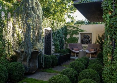 Seasonal planting and vegetable garden design featuring weeping ivy and manicured greenery in a Napa Valley estate.