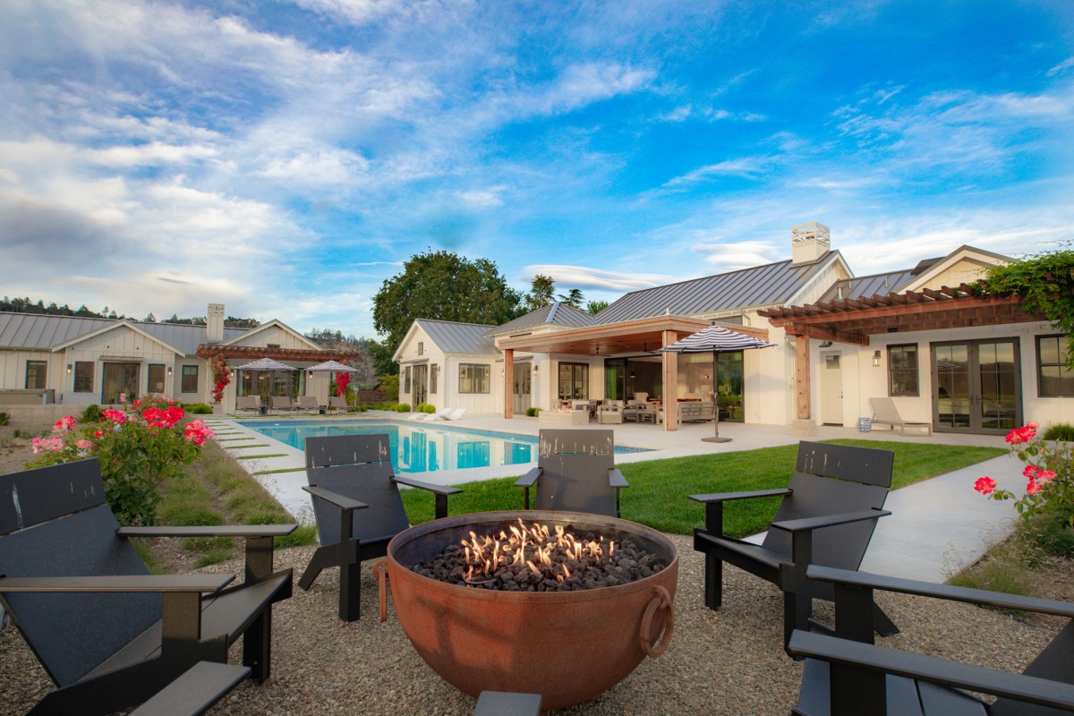 Palmer_03_Firepit Estate garden with firepit and pool, Penning Landscapes lighting design.