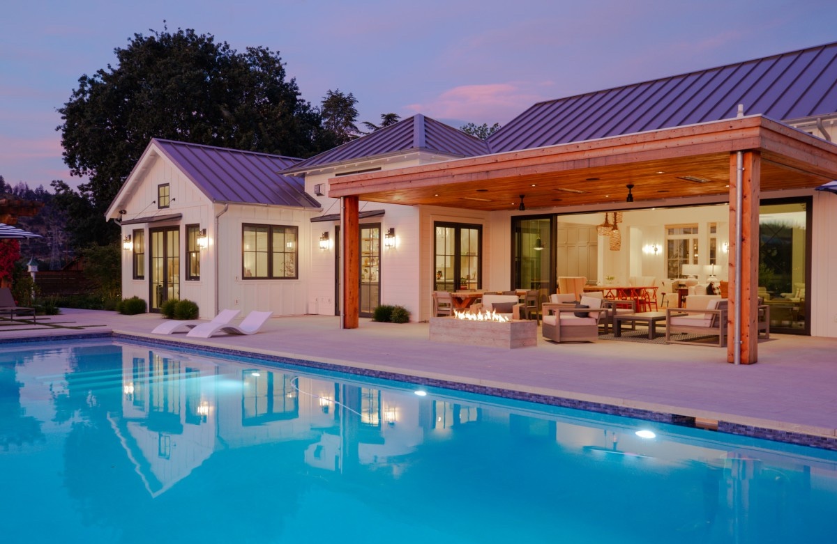 Palmer_06_Lighting Elegant estate lighting illuminating architecture, pool, and terrace for evening entertaining.