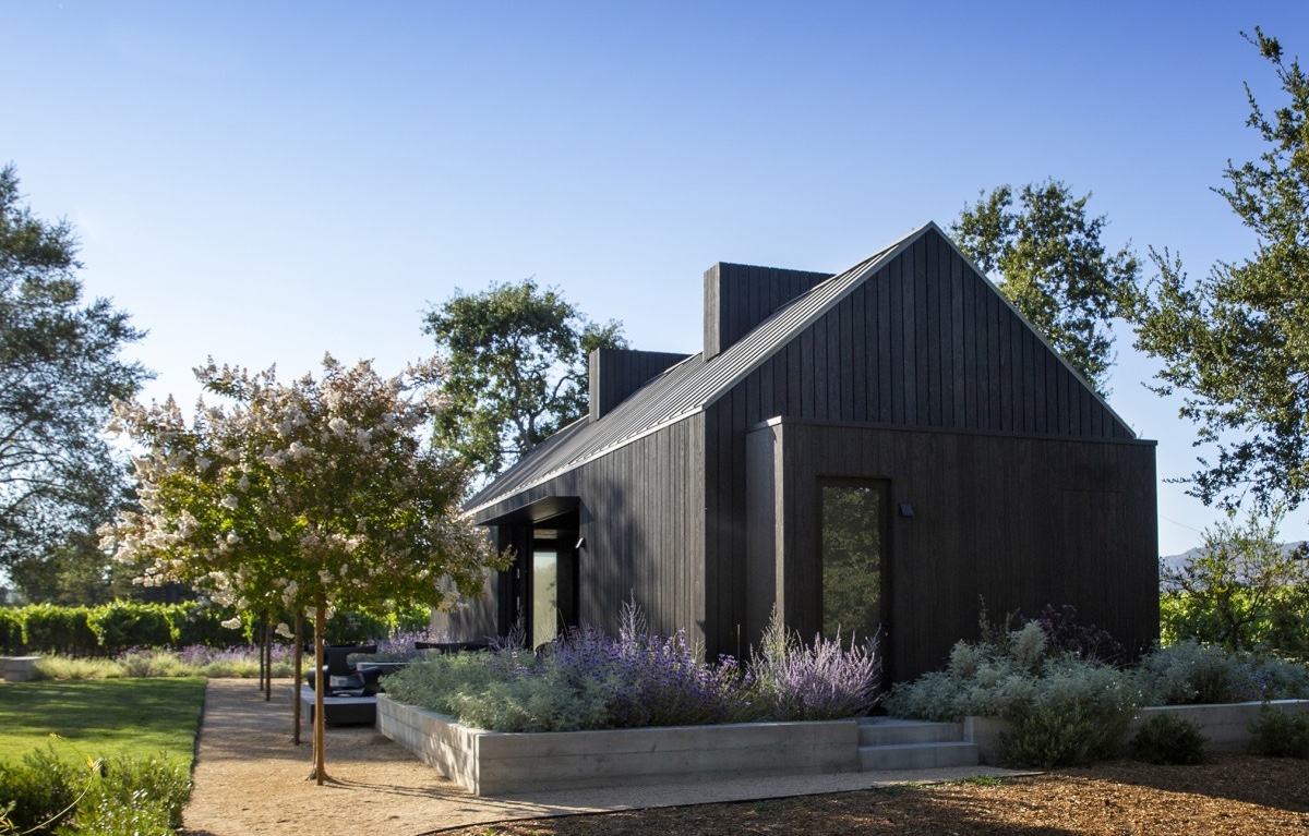 McKinley_04_Shou-Sugi-Ban Custom Napa Valley landscape design featuring a Shou Sugi-Ban exterior and lush plantings.